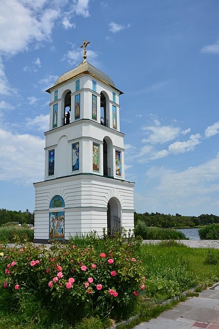 После десятилетий запустения сюда привезли несколько барж камня, соорудили остров, построили мост. Церковь и колокольню восстановили.