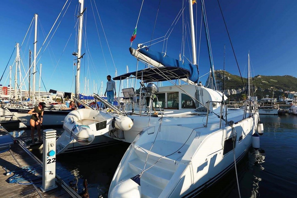 Преимущества катамарана перед яхтой