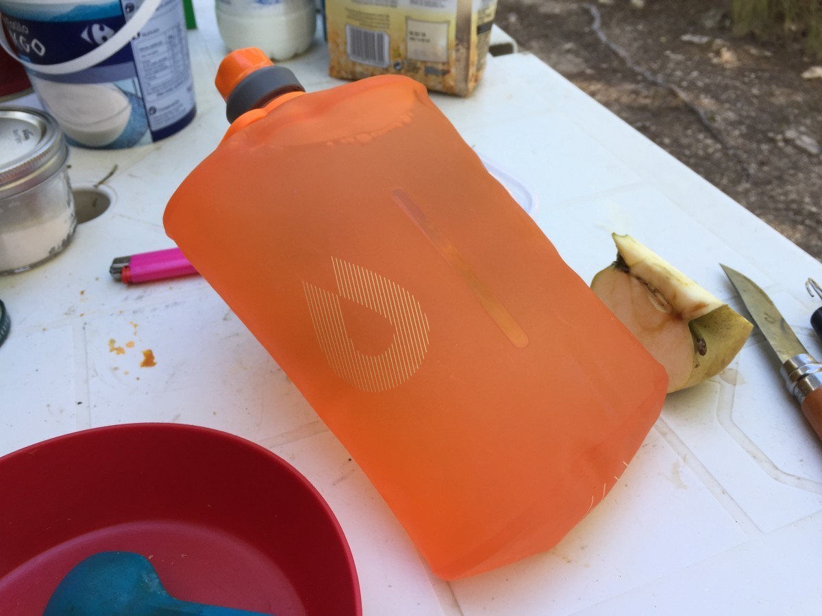 Тест мягкой фляги HydraPak Stow от OutdoorGearLab